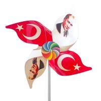 Atatürk ve Bayraklı Rüzgar Gülü